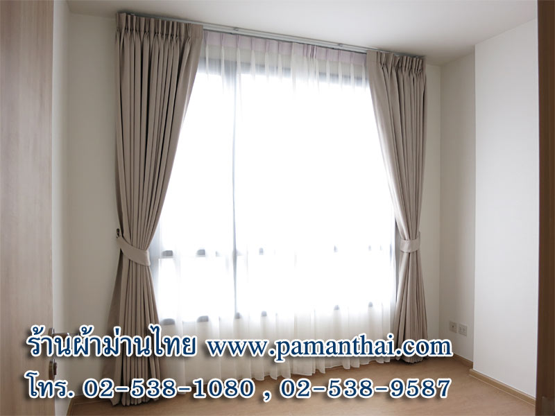ห้องนอนเล็ก ผ้าม่านจีบผ้าสีเนื้อ