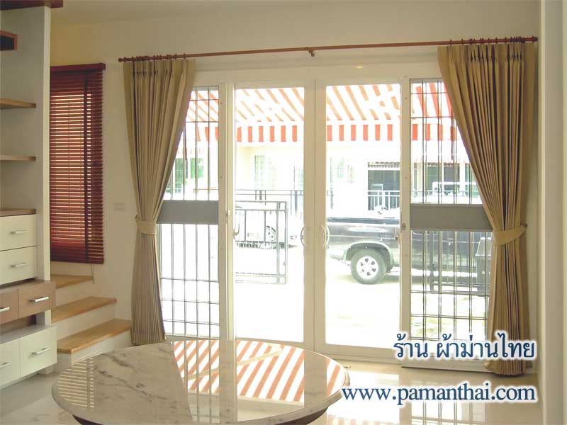 รูปการติดผ้าม่านที่ประตูหน้าบ้านโดยใช้รางโชว์ลายไม้