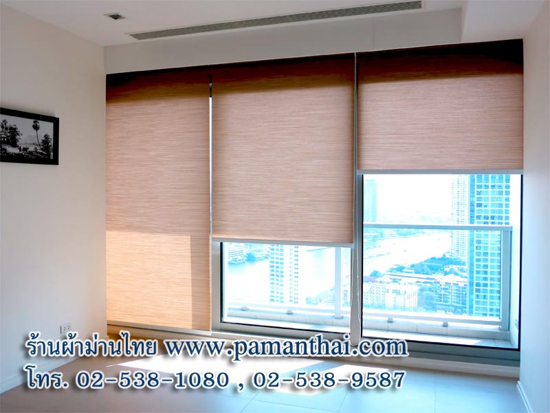 ม่านม้วนสีน้ำตาลในห้องนอน