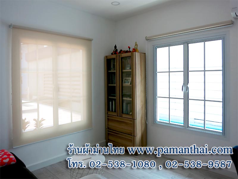 ม่านม้วนซันสกรีนสีครีมในห้องทำงาน